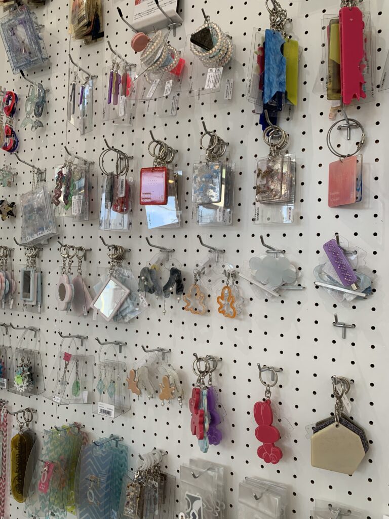 レジ横の壁で売っていたアクリルキーホルダーたち。こっちもかわいいね