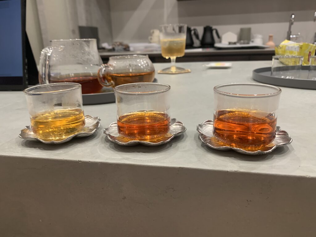 全部「スリランカ産の紅茶」なんですけど、全部色が違うんです！たのし〜！